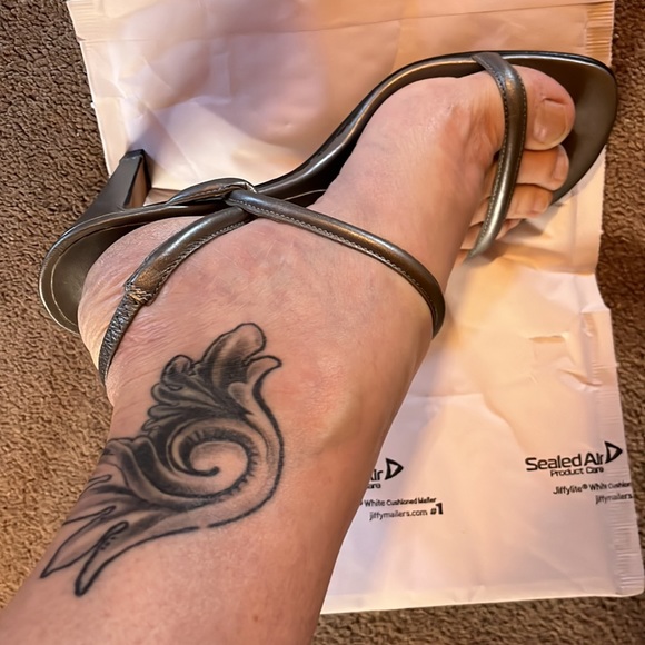 Donald J Pliner Silver Strappy-Twisted-Sling-Backs. Size 6M - Picture 2 of 10